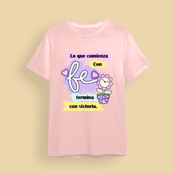 Camiseta Lo que comienza con fe, termina con victoria - Image 2