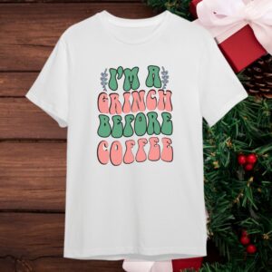 Camiseta Navideña - Feliz Navidad / Merry Christmas - I'm a Grinch Before Coffee